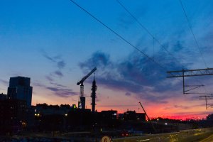 Maisemakuva pasilan asemalta ilta-aikaan