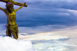 Kuvakollaasi krusifiksista ja kahdesta pilvikuvasta