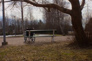 Pyörätuoli puistonpenkin edustalla