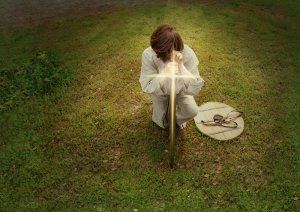 Nuori soturi ja miekka sekä ristin muotoinen valotehoste miekan kohdalla