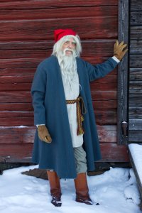 Joulupukki vanhan talon edustalla